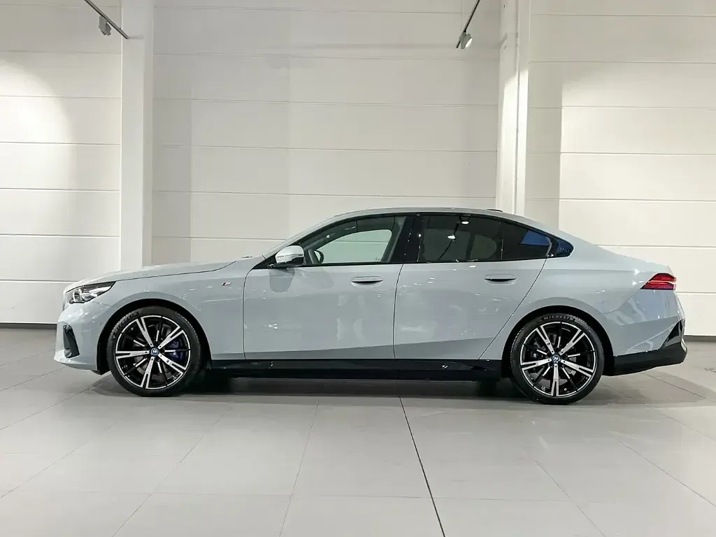 Gebraucht BMW i5 M Sport 250 kW (340 PS) 2024 Brooklyn grau metallic Limousine