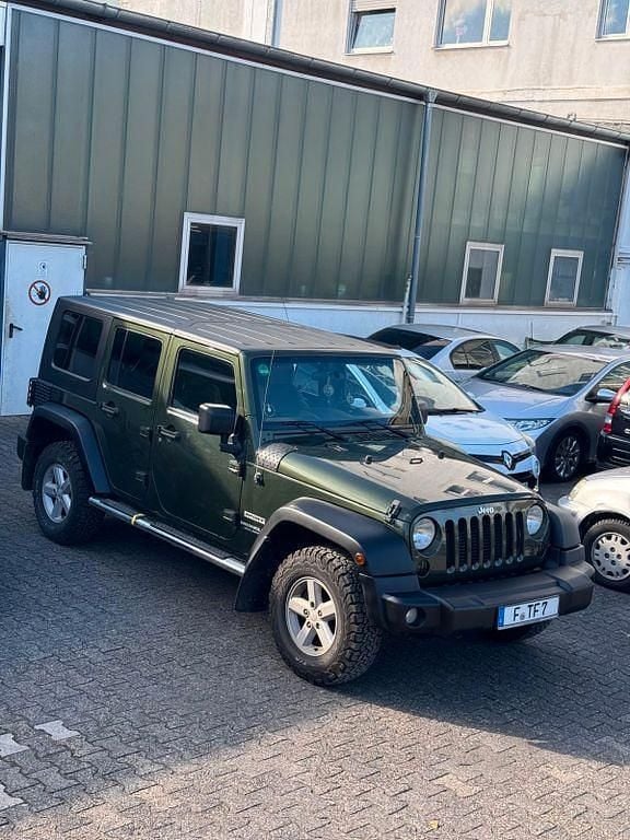Grün Gebraucht 2007 Jeep Wrangler Unlimited Sahara SUV | 14.300 € (Etwas zu teuer) - Bild 1/4