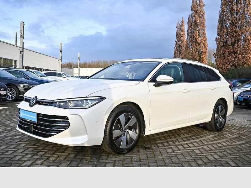 Oryxweiß perlmutteffekt Gebraucht 2024 VW Passat Elegance Kombi | 41.750 € (Fairer Preis) - Bild 1/4