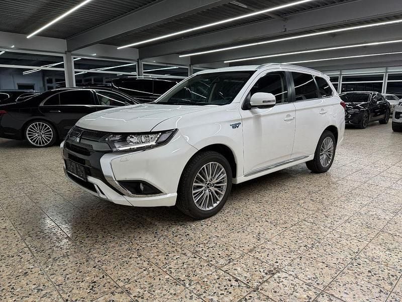 Weiß Gebraucht 2021 Mitsubishi Outlander P-HEV Basis SUV | 18.975 € (Guter Preis) - Bild 1/4