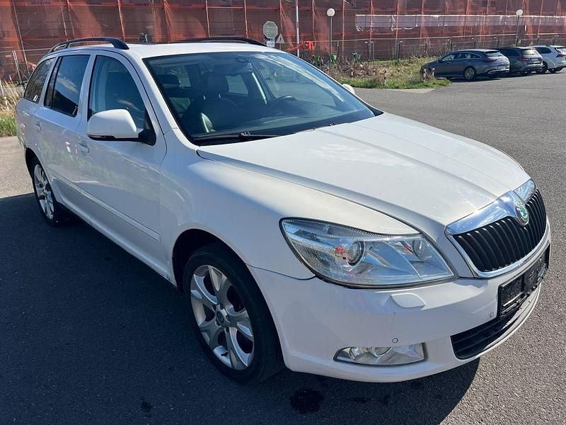Usado Skoda Octavia Elegance 140 HP (102 kW) 2011 Branco Carrinha