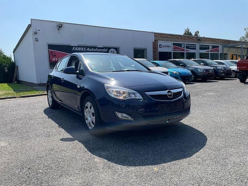 Blau Gebraucht 2012 Opel Astra Design Edition Limousine | 2.699 € (Superpreis) - Bild 1/4