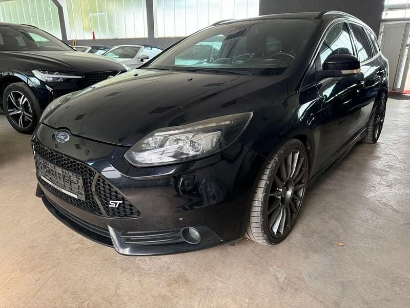 Schwarz Gebraucht 2012 Ford Focus ST Kombi | 6.390 € (Superpreis) - Bild 1/4