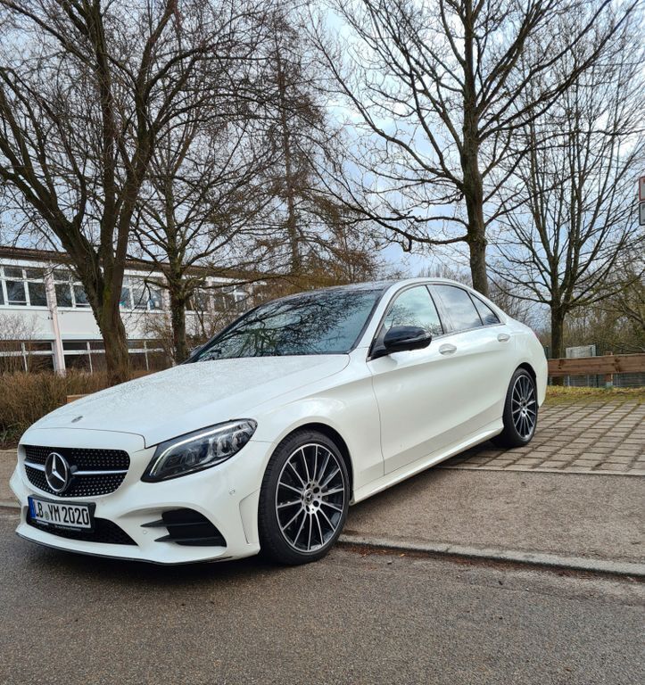 Weiß Gebraucht 2020 Mercedes C300 AMG Limousine | 34.799 € (Fairer Preis) - Bild 1/4