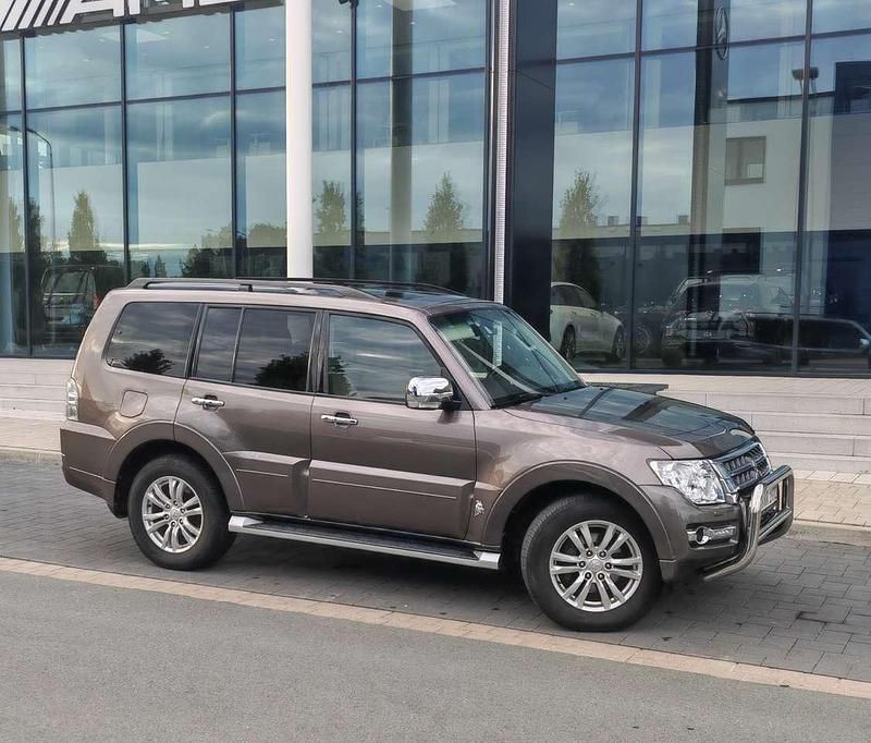 Braun Gebraucht 2015 Mitsubishi Pajero Diamant Edition SUV | 25.900 € (Fairer Preis) - Bild 1/4