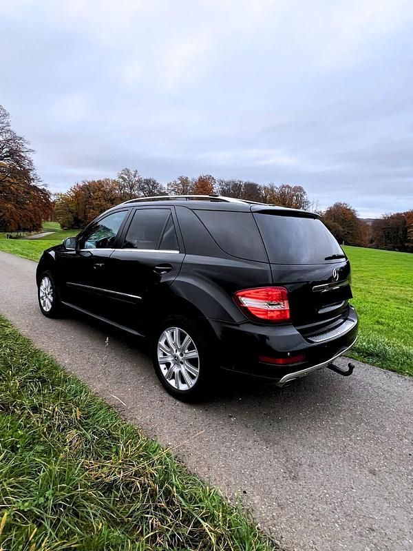 Second-hand Mercedes ML320 224 CP (164 kW) 2008 Negru SUV