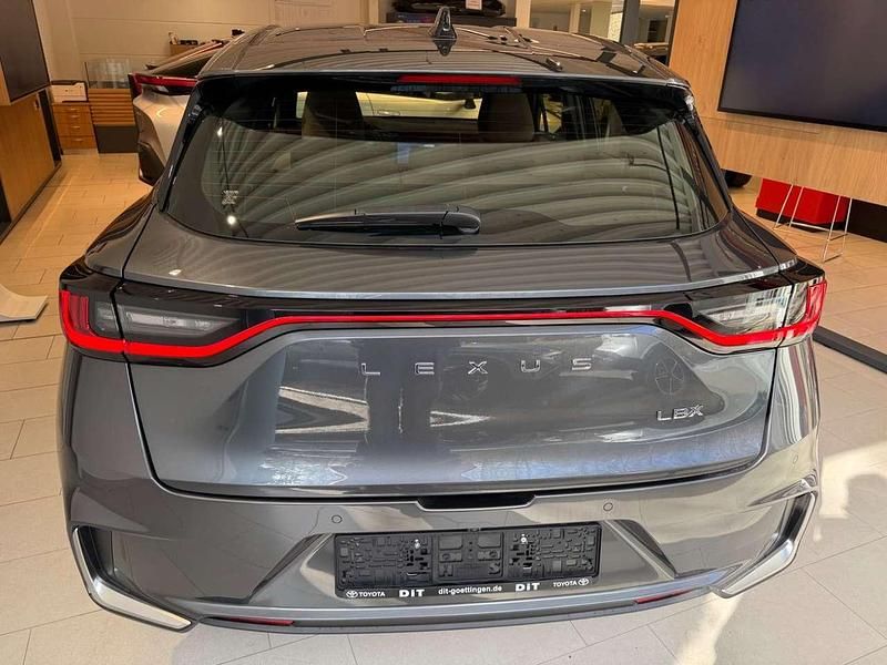Neu Lexus LBX 136 PS (100 kW) 2026 Sonic grey SUV