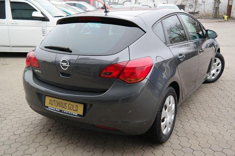 Gebraucht Opel Astra Design Edition 116 PS (85 kW) 2010 Grau Limousine