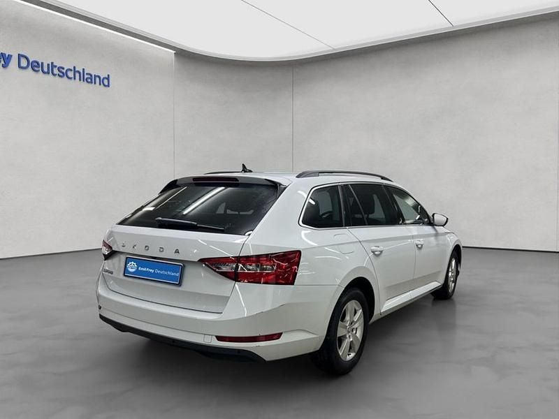 Gebraucht Skoda Superb Ambition 150 PS (110 kW) 2023 Moonweiß perleffekt Kombi