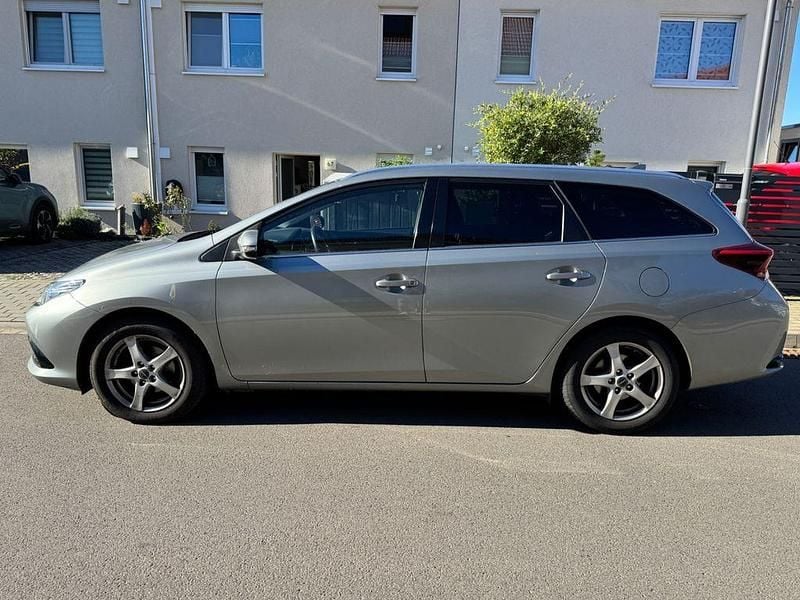 Grau Gebraucht 2015 Toyota Auris Touring Sports Comfort Kombi | 10.800 € (Fairer Preis) - Bild 1/4