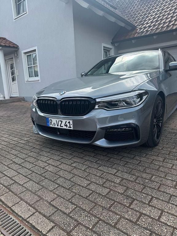 Grau Gebraucht 2020 BMW 520 M Sport Kombi | 31.800 € (Teuer) - Bild 1/4