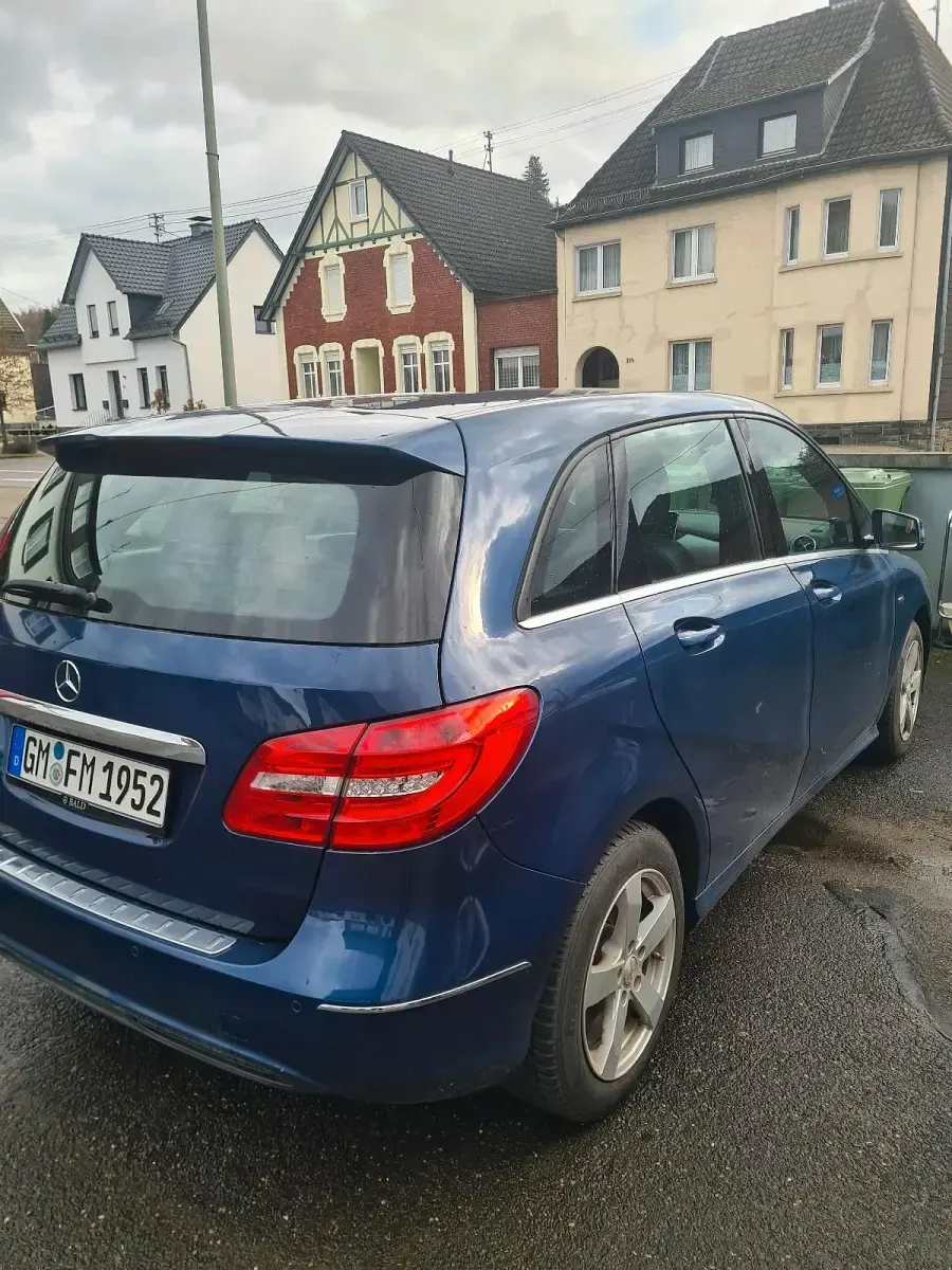 Gebraucht Mercedes B200 156 PS (114 kW) 2012 Blau Van / Kleinbus