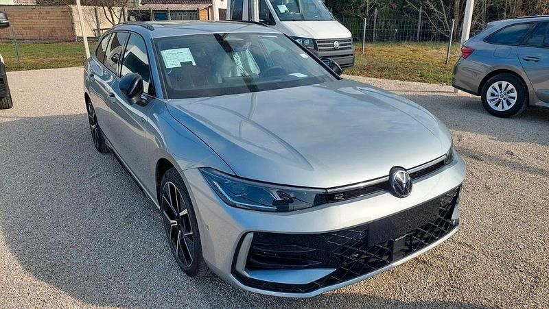 Neu VW Passat R-line 150 PS (110 kW) 2026 Oyster silver metallic Kombi