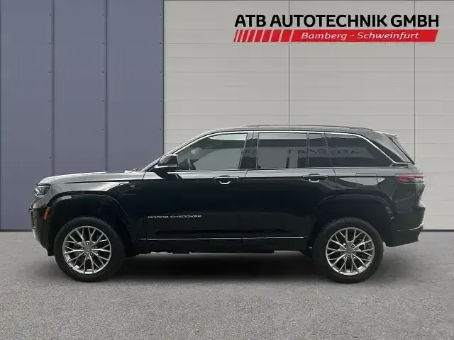 Gebraucht Jeep Grand Cherokee Overland 381 PS (280 kW) 2023 Diamond black (schwarz) SUV