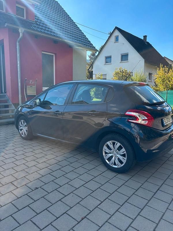 Blau Gebraucht 2015 Peugeot 208 Kleinwagen | 5.200 € (Fairer Preis) - Bild 1/4