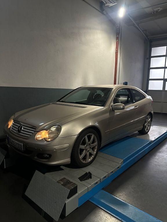 Weiß Gebraucht 2005 Mercedes C180 Coupé | 2.500 € (Guter Preis) - Bild 1/4