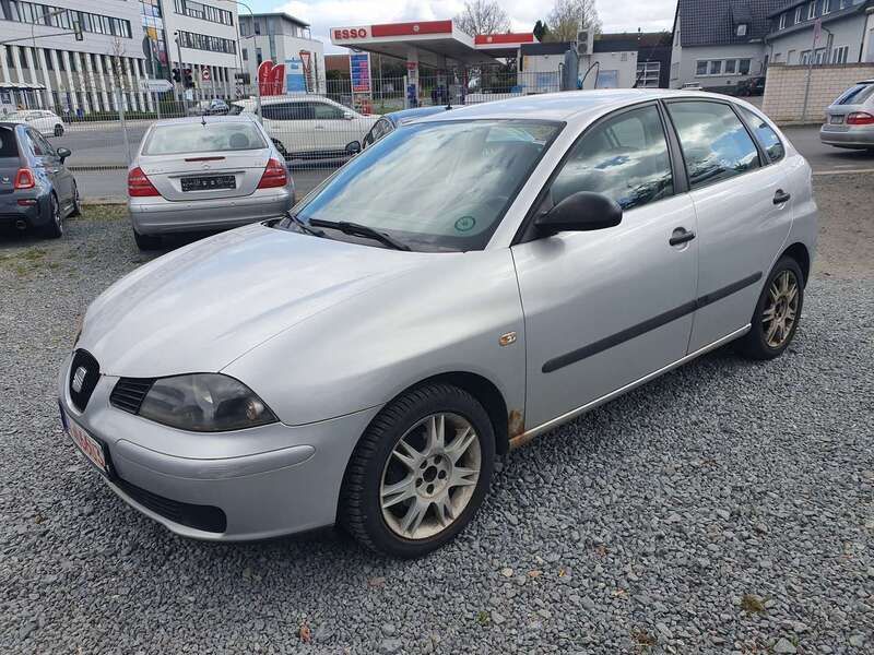 Silber Gebraucht 2004 Seat Ibiza Reference Limousine | 699 € (Superpreis) - Bild 1/4