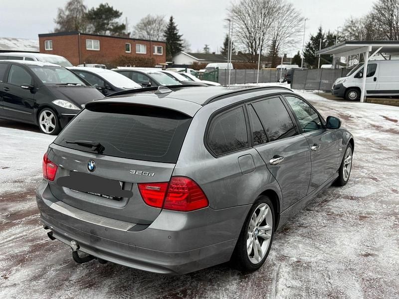 Gebraucht BMW 320 150 PS (110 kW) 2013 Grau Kombi