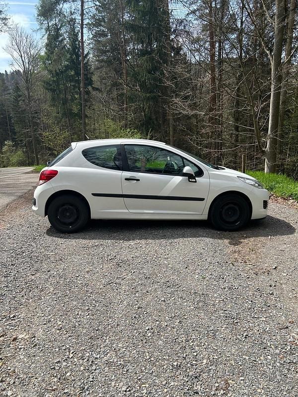 Weiß Gebraucht 2010 Peugeot 207 Filou Kleinwagen | 1.599 € (Fairer Preis) - Bild 1/4
