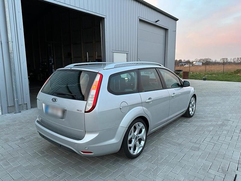 Gebraucht Ford Focus 109 PS (80 kW) 2010 Silber Kombi