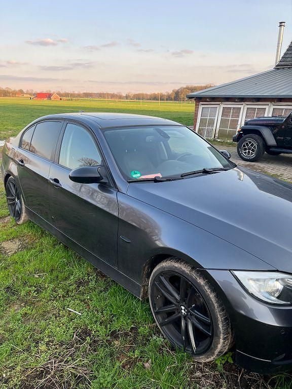 Gebraucht BMW 320 150 PS (110 kW) 2007 Grau Limousine