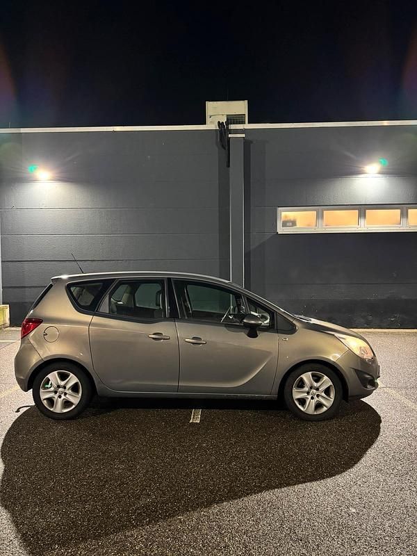 Gebraucht Opel Meriva 101 PS (74 kW) 2010 Braun Van / Kleinbus