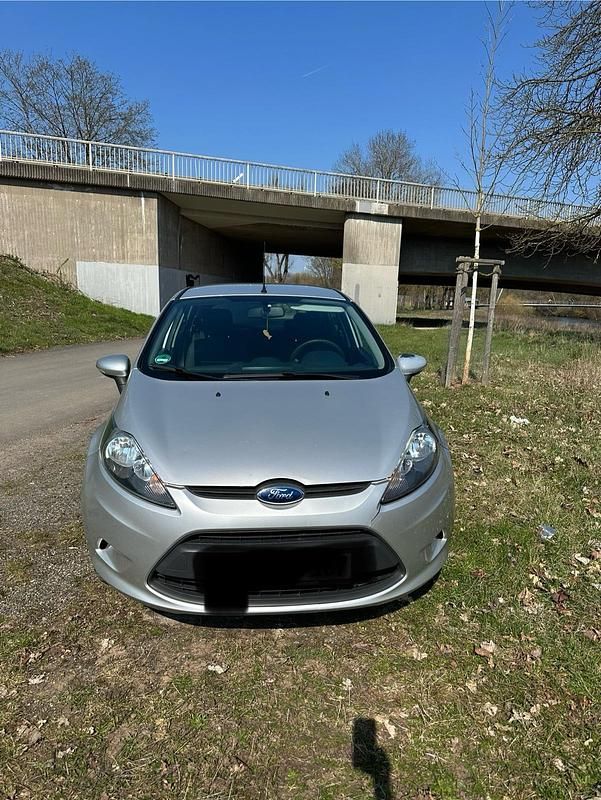 Gebraucht Ford Fiesta 95 PS (69 kW) 2012 Silber Kleinwagen