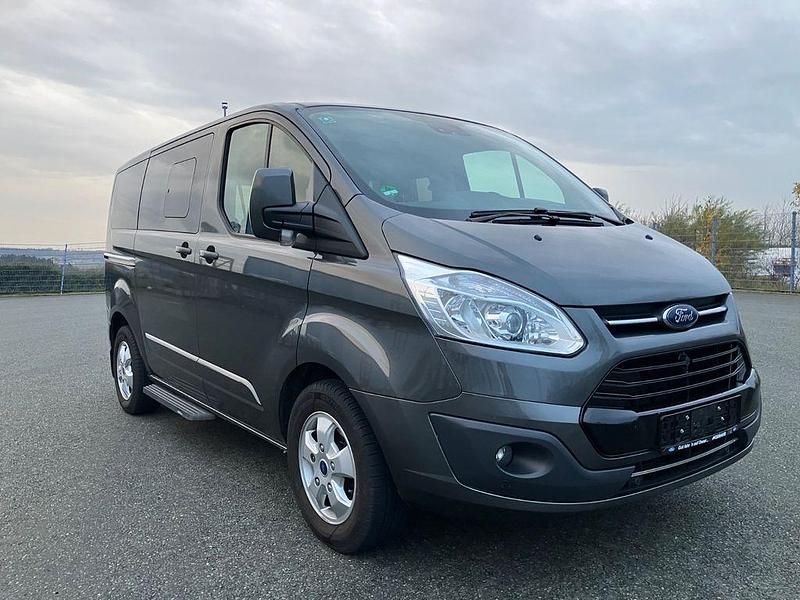 Grau Gebraucht 2017 Ford Tourneo Titanium Van / Kleinbus | 15.999 € (Superpreis) - Bild 1/4