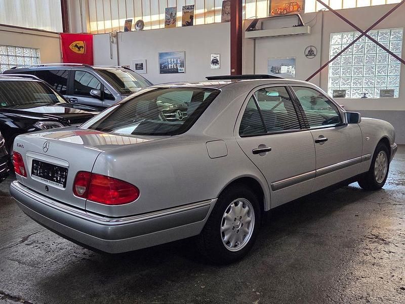 Gebraucht Mercedes E240 Elegance 170 PS (125 kW) 1998 Schwarz Limousine