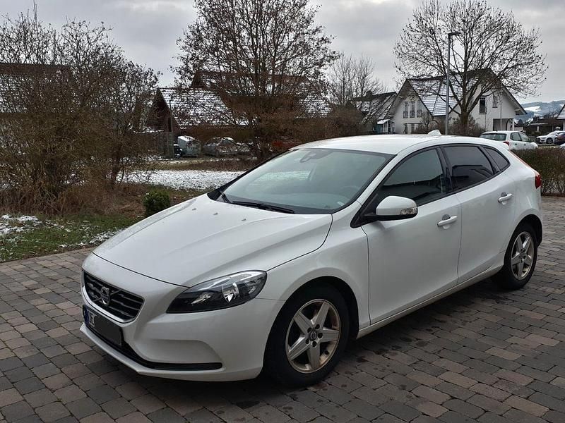 Weiß Gebraucht 2012 Volvo V40 Limousine | 9.000 € (Fairer Preis) - Bild 1/4