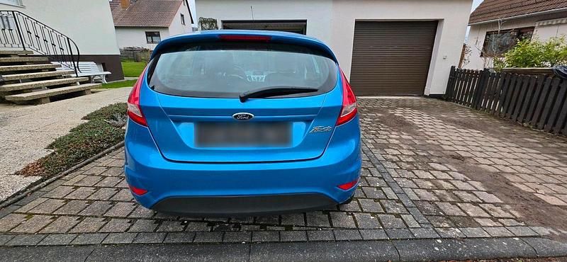 Gebraucht Ford Fiesta 80 PS (58 kW) 2012 Blau Kleinwagen