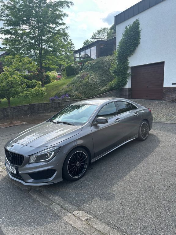 Grau Gebraucht 2016 Mercedes CLA200 AMG line Limousine | 15.500 € (Guter Preis) - Bild 1/4