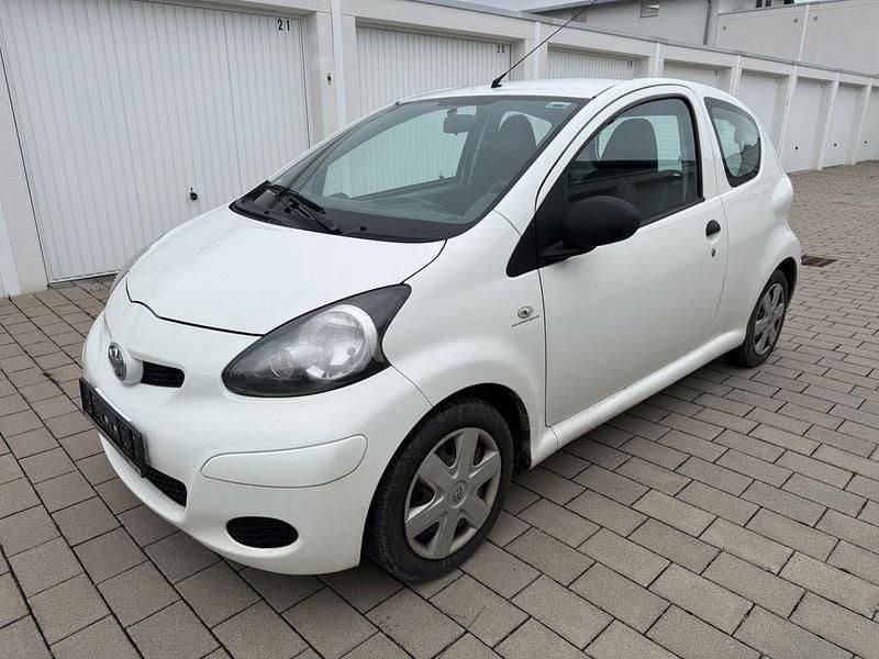 Gebraucht Toyota Aygo Basis 68 PS (50 kW) 2011 Weiß Kleinwagen