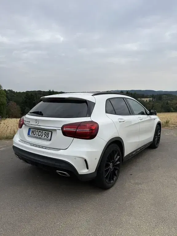 Gebraucht Mercedes GLA250 211 PS (155 kW) 2018 Weiß SUV