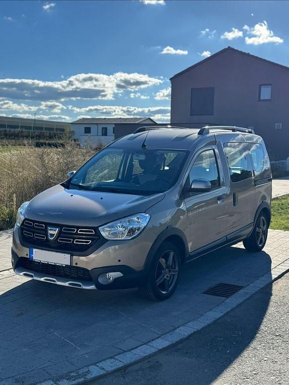 Beige Gebraucht 2019 Dacia Dokker Celebration Van | 14.999 € (Fairer Preis) - Bild 1/4