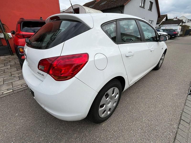 Gebraucht Opel Astra Design Edition 101 PS (74 kW) 2012 Weiß Limousine