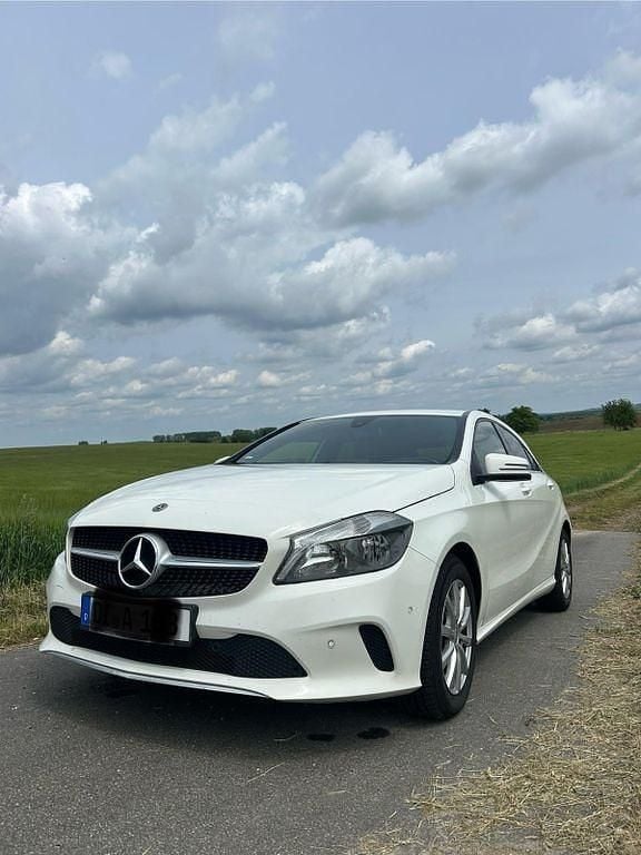 Weiß Gebraucht 2017 Mercedes A200 Edition Limousine | 13.990 € (Fairer Preis) - Bild 1/4