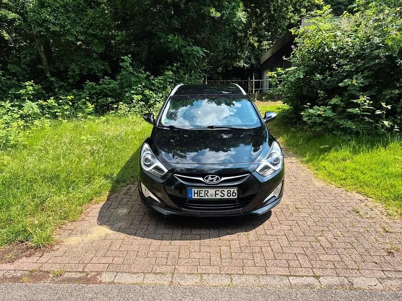 Schwarz Gebraucht 2014 Hyundai i40 Kombi | 5.950 € (Fairer Preis) - Bild 1/4