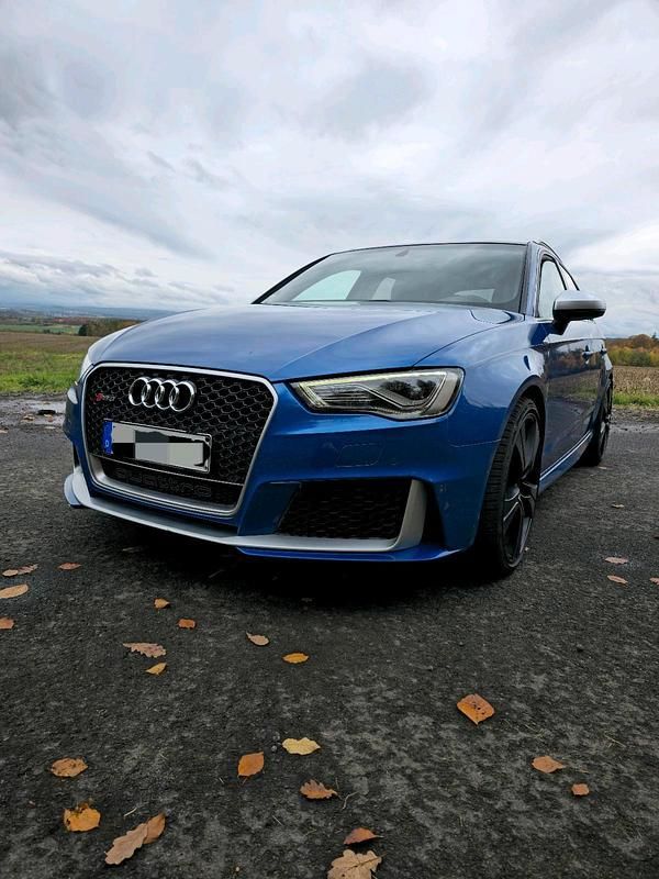 Blau Gebraucht 2015 Audi RS3 Limousine | 34.900 € - Bild 1/4