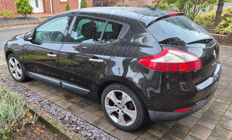 Schwarz Gebraucht 2010 Renault Mégane III Limousine | 3.900 € (Fairer Preis) - Bild 1/4