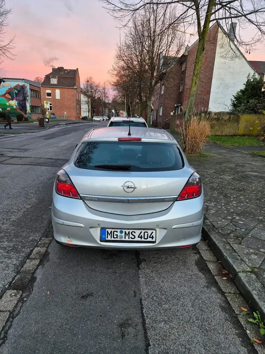 Używany Opel Astra 116 KM (85 kW) 2009 Srebrny Hatchback