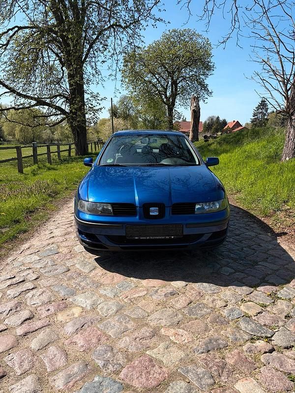 Usata Seat Leon 75 CV (55 kW) 2000 Blu Utilitaria