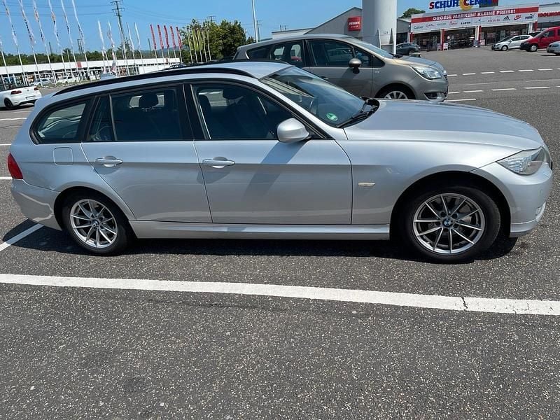 Gebraucht BMW 320 163 PS (119 kW) 2011 Silber Kombi