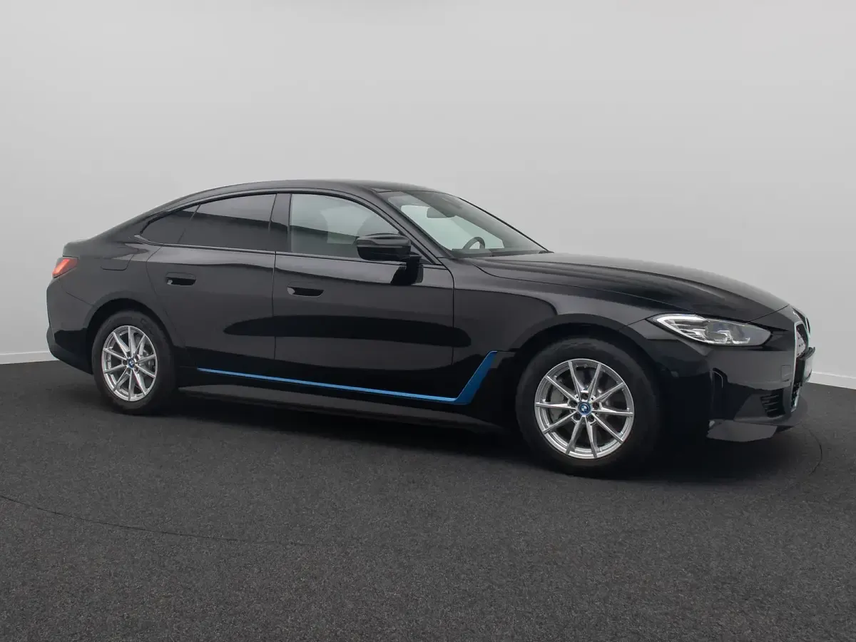 Używany BMW i4 Efficient Dynamics 250 kW (340 KM) 2023 Czarny Sedan/Limuzyna