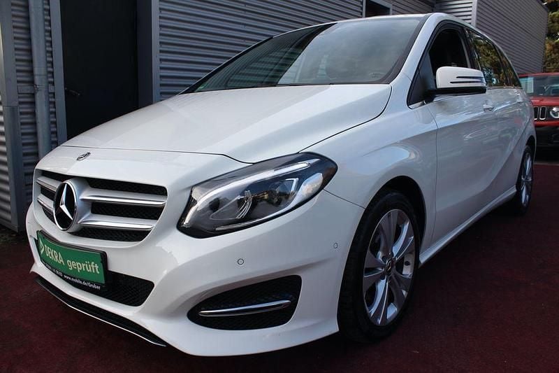 Gebraucht Mercedes B200 Style 156 PS (114 kW) 2018 Calcitweiss/zirrusweiss Van / Kleinbus
