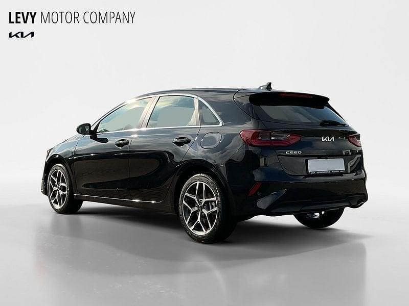 Neu Kia Ceed Spirit 140 PS (102 kW) 2025 1k black pearl m Kleinwagen