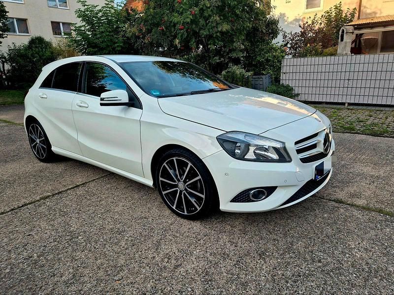 Weiß Gebraucht 2014 Mercedes A180 Limousine | 10.900 € (Fairer Preis) - Bild 1/4