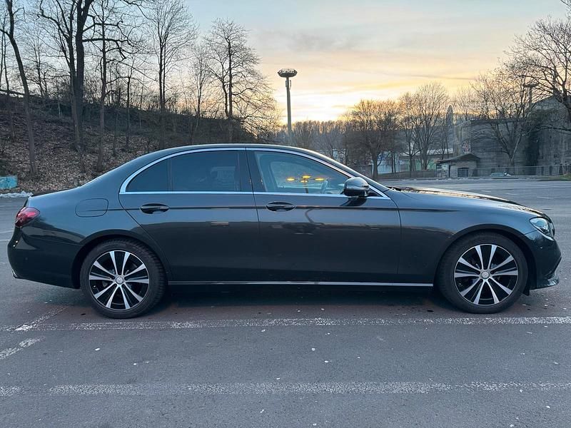 Gebraucht Mercedes E220 Premium 194 PS (142 kW) 2021 Grau Limousine