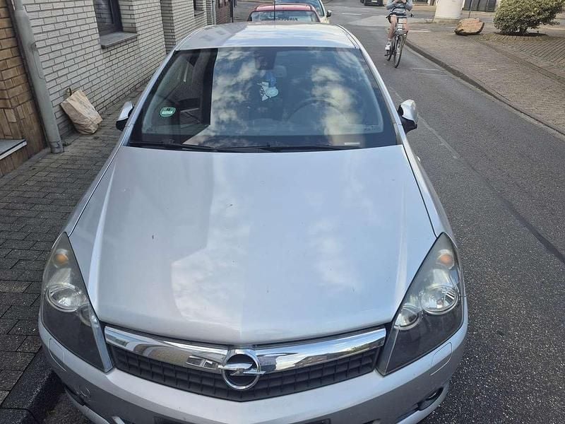 Silber Gebraucht 2009 Opel Astra GTC Sport Limousine | 2.200 € (Guter Preis) - Bild 1/4