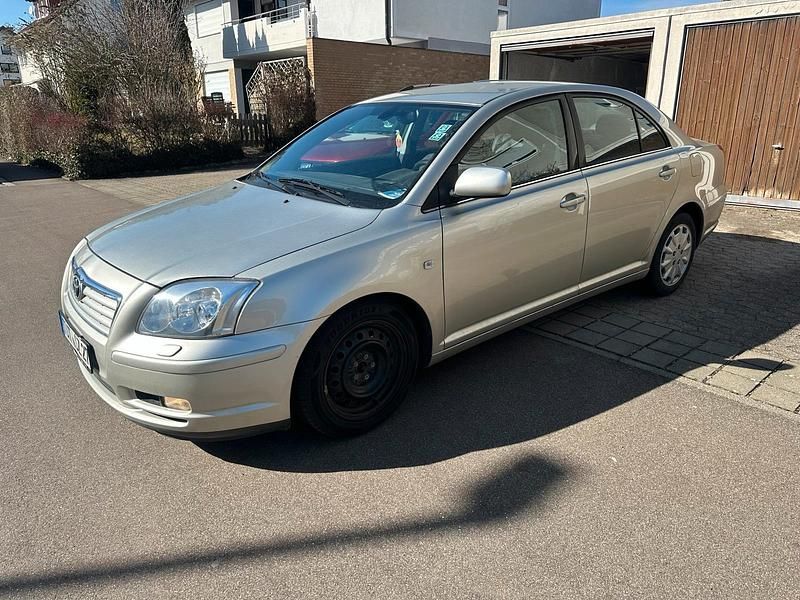 Grau Gebraucht 2003 Toyota Avensis Limousine | 3.200 € (Fairer Preis) - Bild 1/4